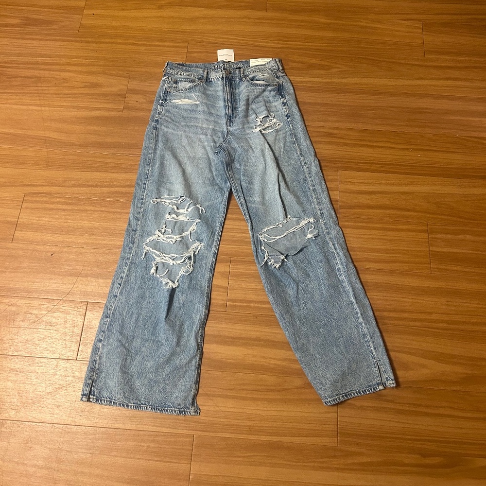 American Eagle light wash, ripped blue jeans. Size 10